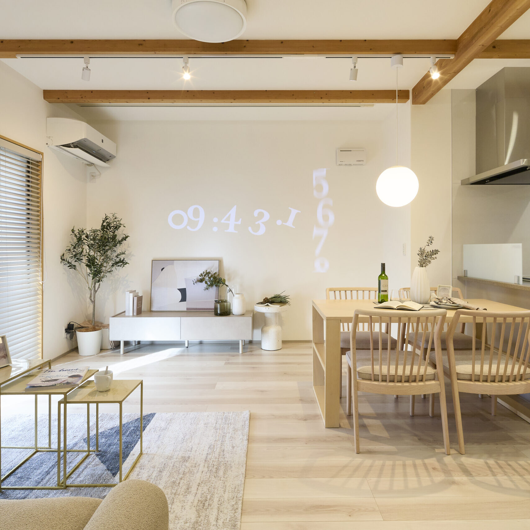 愛猫との暮らしを楽しむ、ワンフロアに集約された大人可愛いLDK。平屋のように暮らせる動線設計と、木の温もりを感じるナチュラルモダンなデザインリノベーション事例