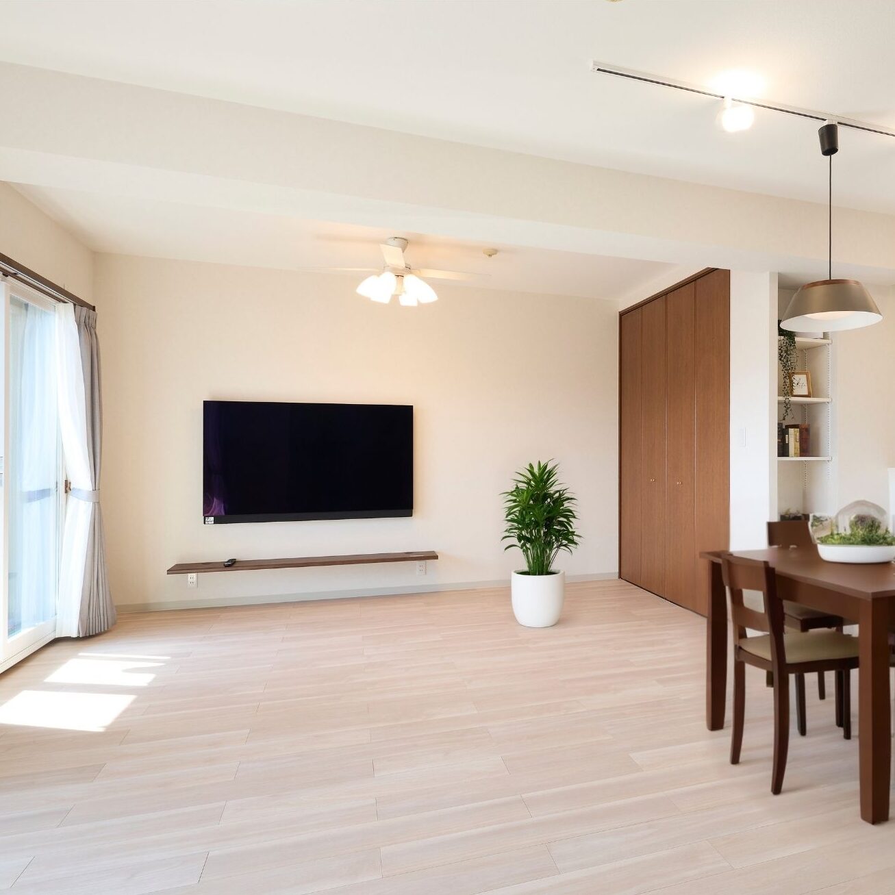 シニア世代のセカンドライフを豊かにする、明るく開放的なLDKリノベーション事例。段差をなくしたバリアフリー設計と、壁掛けテレビによるスッキリとした空間づくり。女性プランナーが提案する、安全性とデザインを両立した住まいです